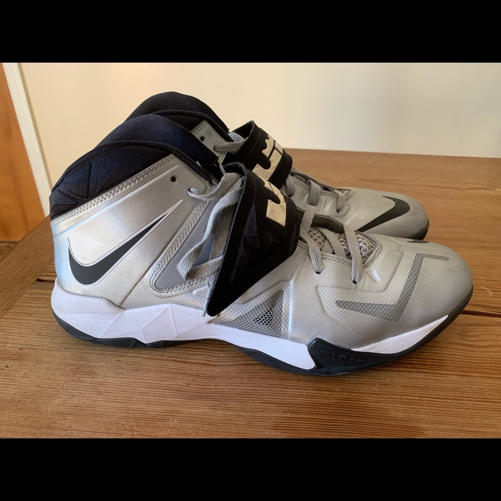 Nike men’s Lebron XI Soldier size 14